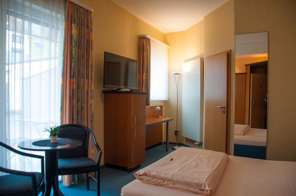 Hotel Stadt Puettlingen Exterior photo
